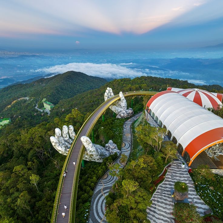 Знаменитый Золотой мост Ба На Хиллс с гигантскими руками, одна из самых популярных фотолокаций Вьетнама 2026 Золотой мост и Бана Хиллс — руки-гиганты держат золотой мост над облаками, канатная дорога и виды с высоты, экскурсия из Дананга с русским г