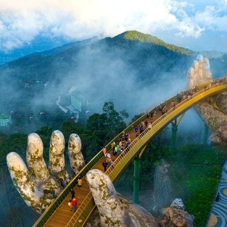Золотой мост Бана Хиллс — руки-гиганты держат мост над облаками, одна из самых фотографируемых достопримечательностей Вьетнама Золотой мост и Бана Хиллс — знаменитый Золотой мост с руками-гигантами, канатная дорога и виды над облаками, экскурсия из Дананга или Нячанг