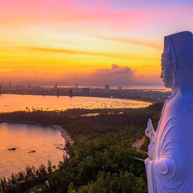 Статуя Леди Будда на Мраморных горах Дананга — огромная белая фигура с видом на море Мраморные горы и статуя Леди Будда в Дананге — пещеры, храмы и панорамные виды на город и море, экскурсия с русским гидом