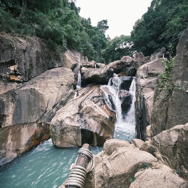 Трехкаскадные водопады Ба Хо около Нячанга: тропа через джунгли и природные бассейны с чистой водой Водопады Ба Хо в Нячанге — трехкаскадный водопад с естественными бассейнами для купания, экскурсия с русским гидом