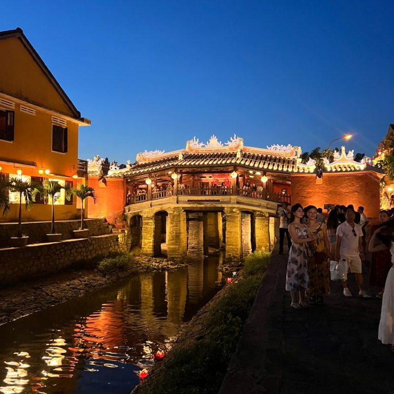 Знаменитый Золотой мост Ба На Хиллс с гигантскими руками, одна из самых популярных фотолокаций Вьетнама 2026 Золотой мост и Бана Хиллс — руки-гиганты держат золотой мост над облаками, канатная дорога и виды с высоты, экскурсия из Дананга с русским г